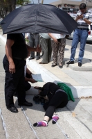Miércoles 18 de marzo del 2015. Tuxtla Gutiérrez. Dos personas permanecen en el suelo sin soltar el celular después de ser atropellados en el bulevar Belisario Domínguez.