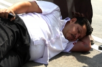 Miércoles 18 de marzo del 2015. Tuxtla Gutiérrez. Dos personas permanecen en el suelo sin soltar el celular después de ser atropellados en el bulevar Belisario Domínguez.