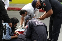 Lunes 23 de noviembre del 2020 Tuxtla Gutiérrez. Una persona lesionada es atendida por los paramédicos de Protección Civil municipal en un percance automovilístico sobre la Avenida Central Oriente este medio día.