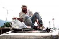 Lunes 3 de agosto del 2020. Tuxtla Gutiérrez. Un operador de grúas trabaja en una camioneta accidentada en la carretera a Chiapa de Corzo.
