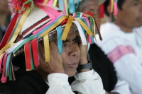 Miércoles 22 de diciembre.  (40 fotos) Indígenas  tsotsiles de las diferentes regiones de los altos de Chiapas, participan en la procesión entre las comunidades de San Pedro Chenalho hacia Acteal donde se realizo la celebración eucarística al cumplirse 13
