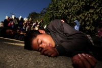 Lunes 22 de diciembre del 2014. San Pedro Chenalho. Al cumplirse 17 años de la masacre de 45 indígenas tsotsiles en la comunidad Acteal en la Zona Altos de Chiapas, estudiantes de ayotzinapa realizan una representación de los muertos por la represión soci