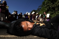 Lunes 22 de diciembre del 2014. San Pedro Chenalho. Al cumplirse 17 años de la masacre de 45 indígenas tsotsiles en la comunidad Acteal en la Zona Altos de Chiapas, estudiantes de ayotzinapa realizan una representación de los muertos por la represión soci