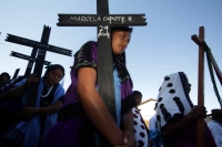 Lunes 22 de diciembre del 2014. San Pedro Chenalho. Al cumplirse 17 años de la masacre de 45 indígenas tsotsiles en la comunidad Acteal en la Zona Altos de Chiapas, estudiantes de ayotzinapa realizan una representación de los muertos por la represión soci