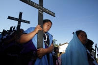 Lunes 22 de diciembre del 2014. San Pedro Chenalho. Al cumplirse 17 años de la masacre de 45 indígenas tsotsiles en la comunidad Acteal en la Zona Altos de Chiapas, estudiantes de ayotzinapa realizan una representación de los muertos por la represión soci