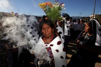 Lunes 22 de diciembre del 2014. San Pedro Chenalho. Al cumplirse 17 años de la masacre de 45 indígenas tsotsiles en la comunidad Acteal en la Zona Altos de Chiapas, estudiantes de ayotzinapa realizan una representación de los muertos por la represión soci