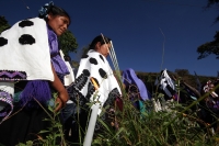 Lunes 22 de diciembre del 2014. San Pedro Chenalho. Al cumplirse 17 años de la masacre de 45 indígenas tsotsiles en la comunidad Acteal en la Zona Altos de Chiapas, estudiantes de ayotzinapa realizan una representación de los muertos por la represión soci