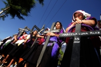 Lunes 22 de diciembre del 2014. San Pedro Chenalho. Al cumplirse 17 años de la masacre de 45 indígenas tsotsiles en la comunidad Acteal en la Zona Altos de Chiapas, estudiantes de ayotzinapa realizan una representación de los muertos por la represión soci