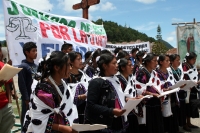 Jueves 12 de agosto. La Sociedad Civil las Abejas de las comunidades de Chenalho, realizan este día una jornada de oración  y eventos culturales para recordar el año en que la SCJN liberara a los presos sentenciados por la masacre de 45 indígenas de la co