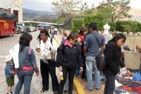 Estudiantes de varios estados del país llegan a Tuxtla Gutiérrez donde participan en el Encuentro Internacional de Administración en donde pudieron conocer el comercio informal instalado en las afueras del Poliforum.