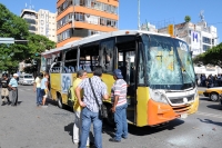 Jueves 13 de octubre del 2016. Foto AE. Tuxtla Gutiérrez. Un Oxxo saqueado, un vehículo repartidor y un conejo-bus fueron saqueados esta mañana por jóvenes que se transportaban en varios autobuses en pleno centro de la ciudad.
