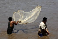 Jueves 27 de junio del 2013. Chiapa de Corzo, Chiapas. Habitantes de colonias populares de Chiapa de Corzo se manifiestan con cubatas para exigir el líquido en las entradas de las instalaciones del Sistema de Bombeo Hídrico Ciudad del Agua después de perm