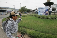 Un ciclista interrumpe a los trabajadores quienes reparten cubetas durante las celebraciones del Día Mundial del Agua para exigirles que sea regularizado el servicio de agua potable en el oriente de esta ciudad.