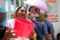 Jueves 27 de junio del 2013. Chiapa de Corzo, Chiapas. Habitantes de colonias populares de Chiapa de Corzo se manifiestan con cubatas para exigir el líquido en las entradas de las instalaciones del Sistema de Bombeo Hídrico Ciudad del Agua después de perm