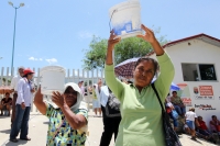 Jueves 27 de junio del 2013. Chiapa de Corzo, Chiapas. Habitantes de colonias populares de Chiapa de Corzo se manifiestan con cubatas para exigir el líquido en las entradas de las instalaciones del Sistema de Bombeo Hídrico Ciudad del Agua después de perm