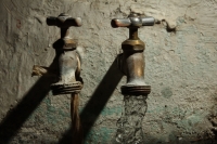 Miércoles 27 de julio del 2012. Tuxtla Gutiérrez, Chiapas. Los pobladores de las colonias populares de la ciudad temen el desabasto del agua potable al trascender en los medios de comunicación el adeudo millonario que SMAPA mantiene con CFE. Miércoles 27 de julio del 2012. Tuxtla Gutiérrez, Chiapas. Los pobladores de las colonias populares de la ciudad temen el desabasto del agua potable al trascender en los medios de comunicación el adeudo millonario que SMAPA mantiene con CFE.