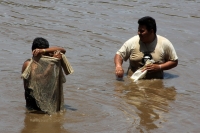 Jueves 27 de junio del 2013. Chiapa de Corzo, Chiapas. Habitantes de colonias populares de Chiapa de Corzo se manifiestan con cubatas para exigir el líquido en las entradas de las instalaciones del Sistema de Bombeo Hídrico Ciudad del Agua después de perm