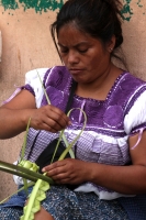 20230402. Tuxtla. IndÃ­genas tojolabales ofrecen realizan bellas artesanÃ­as elaboradas de palma para ofrecerlas a los feligreses durante esta semana santa en las principales iglesias de Chiapas.
