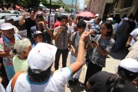 Miércoles 24 de julio del 2013. Tuxtla Gutiérrez. En medio de gritos y consignas, simpatizantes del ayuntamiento local encaran a los manifestantes que recolectan firmas en contra de la privatización del Sistema De agua Potable de la capital del estado de 