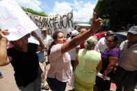 Miércoles 24 de julio del 2013. Tuxtla Gutiérrez. En medio de gritos y consignas, simpatizantes del ayuntamiento local encaran a los manifestantes que recolectan firmas en contra de la privatización del Sistema De agua Potable de la capital del estado de 