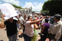 Miércoles 24 de julio del 2013. Tuxtla Gutiérrez. En medio de gritos y consignas, simpatizantes del ayuntamiento local encaran a los manifestantes que recolectan firmas en contra de la privatización del Sistema De agua Potable de la capital del estado de 