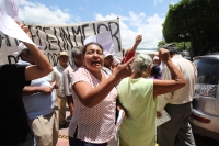 Miércoles 24 de julio del 2013. Tuxtla Gutiérrez. En medio de gritos y consignas, simpatizantes del ayuntamiento local encaran a los manifestantes que recolectan firmas en contra de la privatización del Sistema De agua Potable de la capital del estado de 