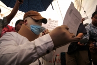 Miércoles 17 de junio del 2015. Tuxtla Gutiérrez, Agustín Gómez Pérez, joven inmolado durante las protestas del mes de diciembre pasado durante su conferencia de prensa momentos antes de regresar a la comunidad Chigton en el municipio de Ixtapa.