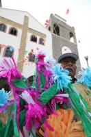 Martes 3 de mayo. Albañiles de la ciudad de Tuxtla Gutiérrez se reúnen en la iglesia de San José Terán en el poniente de esta ciudad para la bendición de las cruces que adornaran las construcciones en este día de celebraciones de San José y de la Santa Cr