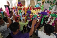 Martes 3 de mayo. Albañiles de la ciudad de Tuxtla Gutiérrez se reúnen en la iglesia de San José Terán en el poniente de esta ciudad para la bendición de las cruces que adornaran las construcciones en este día de celebraciones de San José y de la Santa Cr