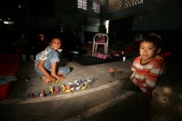 Una veintena de niños juegan y se entretienen en el Albergue del Suchiate, después de que fueran reubicadas sus familias en este lugar debido a la cercanía de sus comunidades a la zona de riesgo por las lluvias de la Tormenta Tropical Aghata. Estas famili