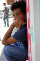 Jueves 28 de mayo del 2015. Tuxtla Gutiérrez. Un joven es detenido por los locatarios de una tienda de celulares acusándolo de robar varios artículos en el centro de la capital del estado de Chiapas.