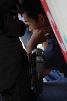 Jueves 28 de mayo del 2015. Tuxtla Gutiérrez. Un joven es detenido por los locatarios de una tienda de celulares acusándolo de robar varios artículos en el centro de la capital del estado de Chiapas.