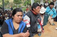 Domingo 19 de noviembre del 2012. San Cristóbal de las Casas. Dos personas son retenidas en la comunidad Santa Cruz, La Almolonga de la colonial ciudad.