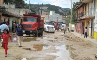 Miércoles 3 de agosto. Los trabajadores del volante que cubren la ruta de La Almolonga de la Ciudad de San Cristóbal de las Casas, protestan en las calles de este barrio por el mal estado de las calles que comunica una de las entradas más importantes de l