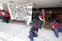Viernes 25 de mayo del 2012. Tuxtla Gutiérrez, Chiapas. Pobladores de la comunidad Altamira del municipio de Ácala se manifiestan en las entradas del edificio del gobierno para exigir la construcción de las obras para el agua potable de esta comunidad. Viernes 25 de mayo del 2012. Tuxtla Gutiérrez, Chiapas. Pobladores de la comunidad Altamira del municipio de Ácala se manifiestan en las entradas del edificio del gobierno para exigir la construcción de las obras para el agua potable de esta comunidad.