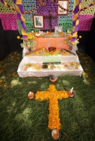 Martes 26 de octubre. Los altares tradicionales zoques son adornados con flores y alimentos de la región, los cuales acompañan retratos y objetos de las personas fallecidas. Esta costumbre de la depresión central del estado de Chiapas es típica de las cel