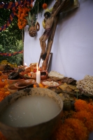 Martes 26 de octubre. Los altares tradicionales zoques son adornados con flores y alimentos de la región, los cuales acompañan retratos y objetos de las personas fallecidas. Esta costumbre de la depresión central del estado de Chiapas es típica de las cel