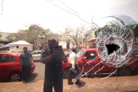 Jueves 28 de abril del 2016. Tuxtla Gutiérrez. Los vidrios del edificio del congreso local revelan la realidad de la polÃtica social dÃas después de los enfrentamientos entre habitantes de Chenalho, ambulantes y policÃas. Jueves 28 de abril del 2016. Tuxtla Gutiérrez. Los vidrios del edificio del congreso local revelan la realidad de la polÃtica social dÃas después de los enfrentamientos entre habitantes de Chenalho, ambulantes y policÃas.
