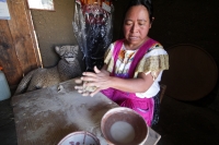 Sábado 29 de noviembre del 2014. Amatenango del Valle. Doña Albertina de la cooperativa de mujeres La Nueva Estrella durante la elaboración de las artesanías de barro en esta comunidad de la Zona de Los Altos.