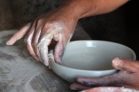 Sábado 29 de noviembre del 2014. Amatenango del Valle. Doña Albertina de la cooperativa de mujeres La Nueva Estrella durante la elaboración de las artesanías de barro en esta comunidad de la Zona de Los Altos.