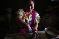 Sábado 29 de noviembre del 2014. Amatenango del Valle. La tradición de la alfarería tradicional de las comunidades tsentales se encuentra presente en las manos de las mujeres de esta comunidad de los Altos de Chiapas, quienes manifiestan preocupación por 