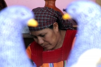 Sábado 29 de noviembre del 2014. Amatenango del Valle. La tradición de la alfarería tradicional de las comunidades tsentales se encuentra presente en las manos de las mujeres de esta comunidad de los Altos de Chiapas, quienes manifiestan preocupación por 