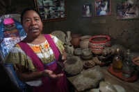 Sábado 29 de noviembre del 2014. Amatenango del Valle. Doña Albertina de la cooperativa de mujeres La Nueva Estrella durante la elaboración de las artesanías de barro en esta comunidad de la Zona de Los Altos.