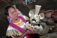 Sábado 29 de noviembre del 2014. Amatenango del Valle. Doña Albertina de la cooperativa de mujeres La Nueva Estrella durante la elaboración de las artesanías de barro en esta comunidad de la Zona de Los Altos.