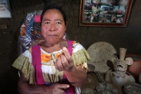 Sábado 29 de noviembre del 2014. Amatenango del Valle. Doña Albertina de la cooperativa de mujeres La Nueva Estrella durante la elaboración de las artesanías de barro en esta comunidad de la Zona de Los Altos.