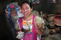 Sábado 29 de noviembre del 2014. Amatenango del Valle. Doña Albertina de la cooperativa de mujeres La Nueva Estrella durante la elaboración de las artesanías de barro en esta comunidad de la Zona de Los Altos.