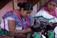 noviembre del 2014. Amatenango del Valle. La tradición de la alfarería tradicional de las comunidades tsentales se encuentra presente en las manos de las mujeres de esta comunidad de los Altos de Chiapas, quienes manifiestan preocupación por la proliferac