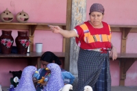 noviembre del 2014. Amatenango del Valle. La tradición de la alfarería tradicional de las comunidades tsentales se encuentra presente en las manos de las mujeres de esta comunidad de los Altos de Chiapas, quienes manifiestan preocupación por la proliferac