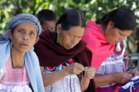 noviembre del 2014. Amatenango del Valle. La tradición de la alfarería tradicional de las comunidades tsentales se encuentra presente en las manos de las mujeres de esta comunidad de los Altos de Chiapas, quienes manifiestan preocupación por la proliferac