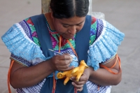 noviembre del 2014. Amatenango del Valle. La tradición de la alfarería tradicional de las comunidades tsentales se encuentra presente en las manos de las mujeres de esta comunidad de los Altos de Chiapas, quienes manifiestan preocupación por la proliferac